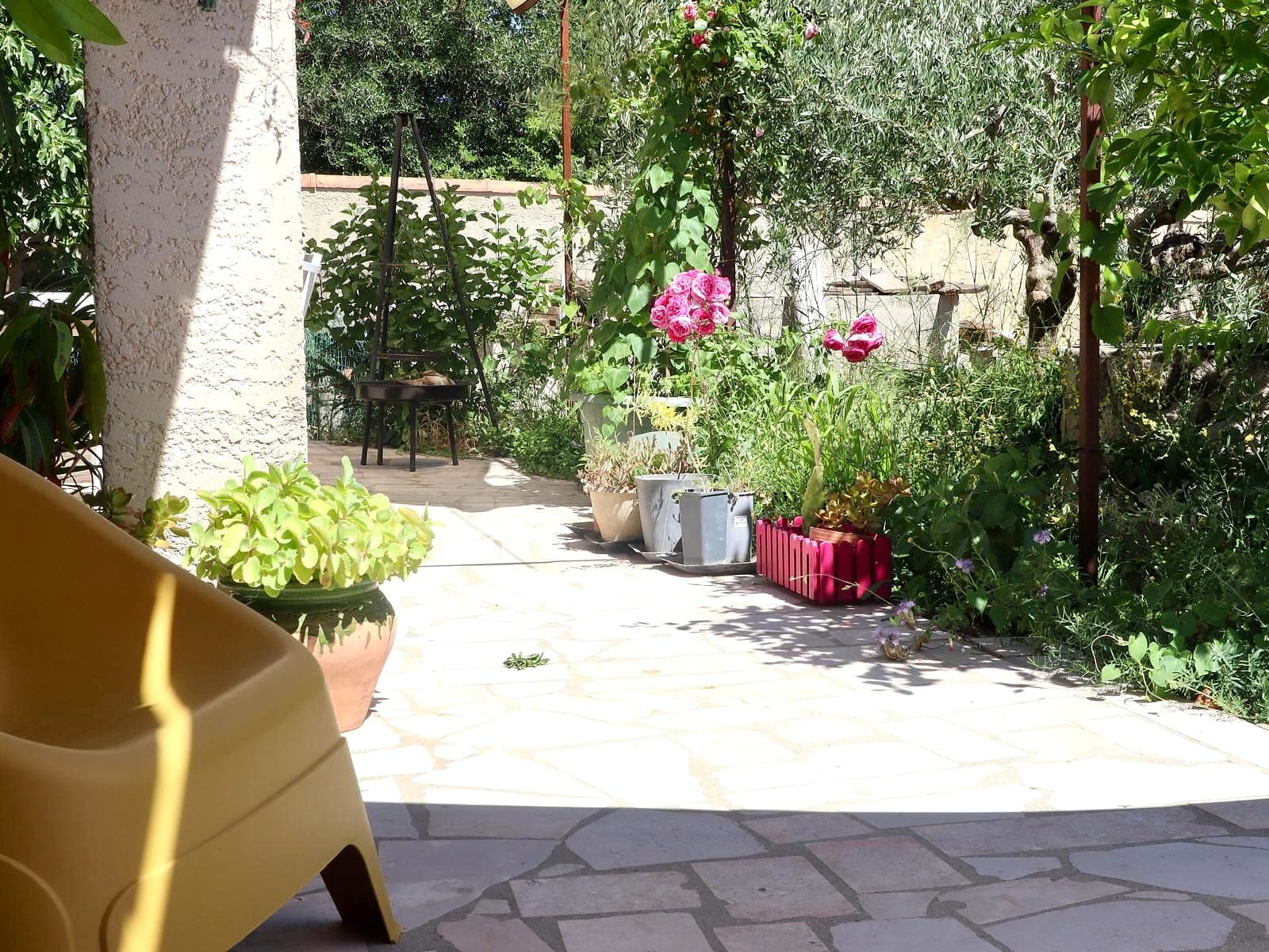 Le jardin des Safrans à Tavel — oliviers, roses et terrasse en pierre